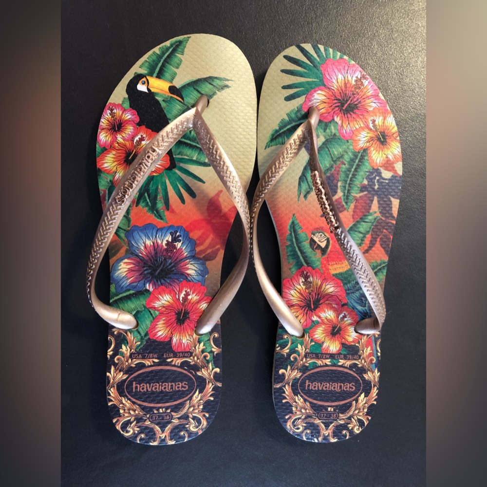 Women’s Havainas U.S Size 7/8 gold flip flops (NWOT) never worn